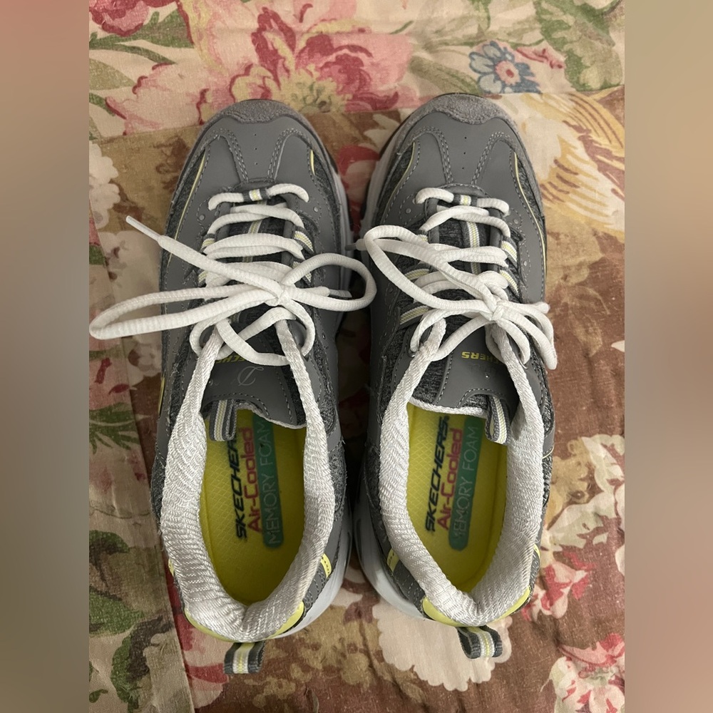 Skechers Delites like new size 8.5